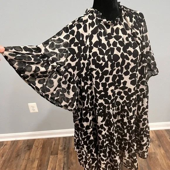 Flary black and white dress! Flary sleeves! 
Length above the knee! stunning! - Picture 4 of 7